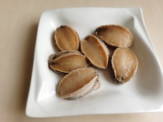 4、鲍鱼捞饭,鲍鱼嘴巴处有一条食胃管，为了不影响口感，记得把它去掉。