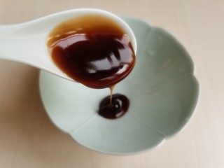 7、鲍鱼捞饭,小碗里放入蚝油。