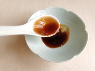 8、鲍鱼捞饭,再倒入少许生抽。