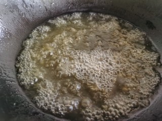 11、鲍鱼捞饭,锅里加入水和鲜鸡汁烧开将鲍鱼焯熟。（如果有条件用鸡和棒骨熬汤更好）嫌麻烦就这样用鸡汁加水代替。