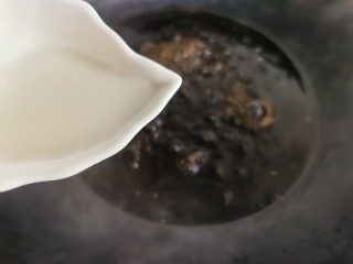 14、鲍鱼捞饭,最后加入少许水淀粉勾芡。水淀粉要一点点加，直到料汁成合适稠度。