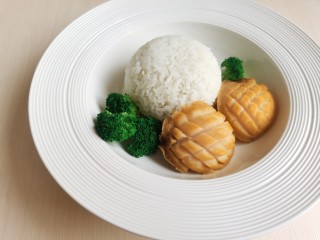 16、鲍鱼捞饭,将碗里的米饭倒扣到盘中，把焯熟的鲍鱼也摆入盘中，再放上几朵西兰花，最后将料汁浇到鲍鱼上即可。
