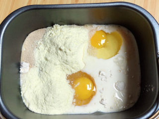 1、红枣红糖馒头,首先先和面，将面粉、鸡蛋、奶粉、酵母粉、牛奶放入面包机中。