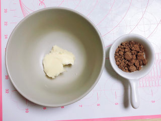 4、红枣红糖馒头,发面期间，准备做馅料。黄油放入碗中，准备好红糖。