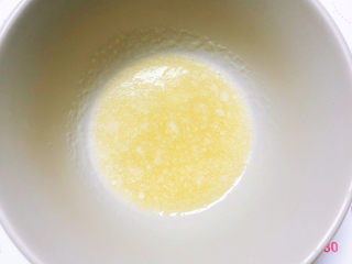 5、红枣红糖馒头,黄油放入微波炉中加热30秒中，融化黄油。