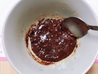 6、红枣红糖馒头,将红糖放入黄油中，搅拌均匀，让红糖溶化。