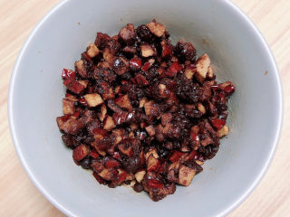 9、红枣红糖馒头,将红枣放入黄油红糖糊中，搅拌均匀。如果红糖凝固，可以再放入微波炉中加热20秒，便于搅拌均匀。