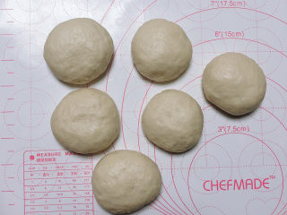 11、红枣红糖馒头,将面团分成6个小面团。