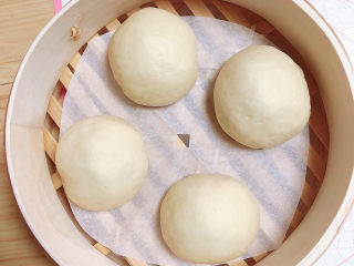 14、红枣红糖馒头,将包好的馒头放入蒸笼中。