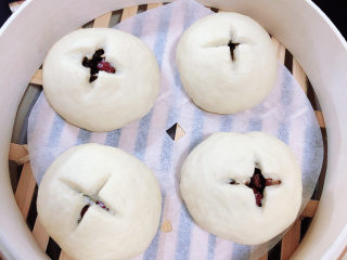 15、红枣红糖馒头,将馒头顶部切一个十字形。放入蒸锅中。大火蒸15分钟，不开盖儿焖5分钟。