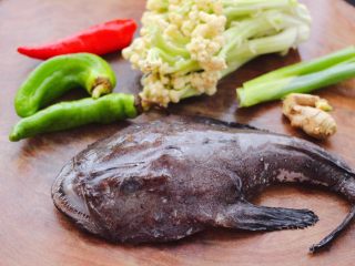 1、安康鱼清炖菜花,备齐所有的食材。