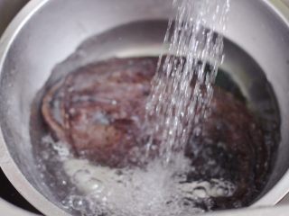 3、安康鱼清炖菜花,把安康鱼去掉内脏后，用自来水反复冲洗干净。