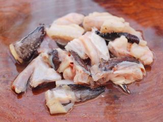 4、安康鱼清炖菜花,把洗净的安康鱼用刀切成块状。