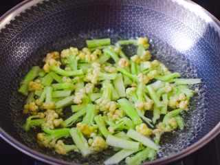 5、安康鱼清炖菜花,把菜花用手撕成小朵，锅中倒入适量的清水，放入少许盐烧开后，把菜花进行焯水，看见菜花变色断生捞出沥干水分。