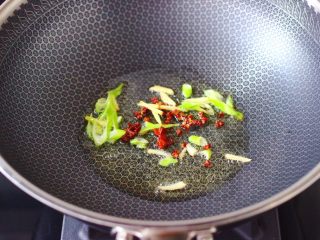 6、安康鱼清炖菜花,锅烧热后倒入花生油，小火慢慢炸香花椒和八角，再大火爆香葱姜。