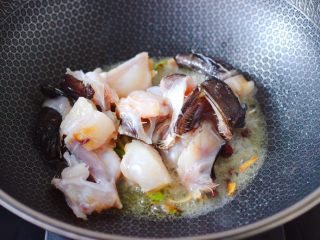 7、安康鱼清炖菜花,这个时候放入切块的安康鱼。