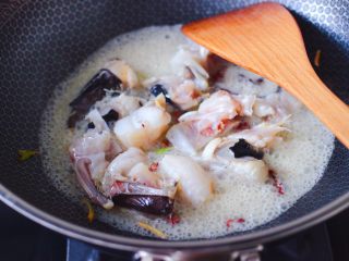 8、安康鱼清炖菜花,用中火煸炒出安康鱼变成白色。