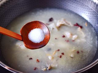 9、安康鱼清炖菜花,锅中倒入适量的清水，加入白糖和适量的盐调味。