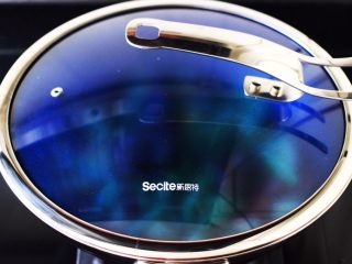 11、安康鱼清炖菜花,盖上锅盖大火烧开后，中火继续炖煮20分钟左右。