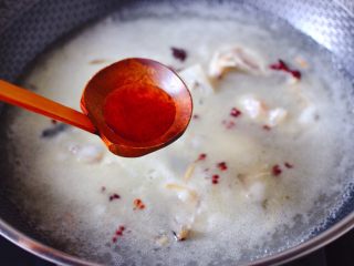 10、安康鱼清炖菜花,再倒入料酒调味。