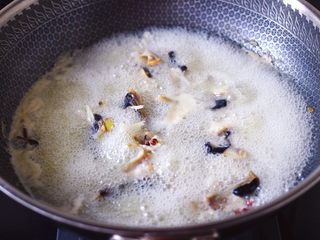 12、安康鱼清炖菜花,看见锅中的汤汁，慢慢变得越来越浓稠变白色的时候。