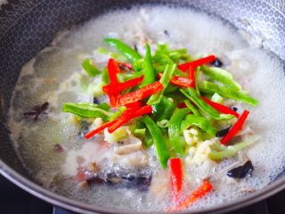 13、安康鱼清炖菜花,这个时候锅中，倒入提前焯过水的菜花和青红椒。