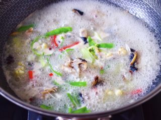 14、安康鱼清炖菜花,大火继续炖煮2分钟左右。