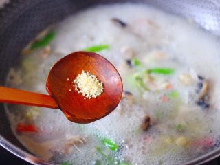 15、安康鱼清炖菜花,加入鸡精调味。