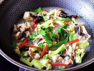 16、安康鱼清炖菜花,撒上香菜段即可关火。