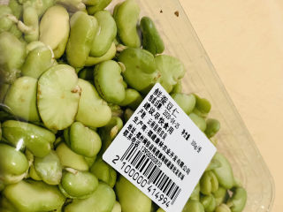 1、油焖蚕豆,已经剥壳的蚕豆，待用；