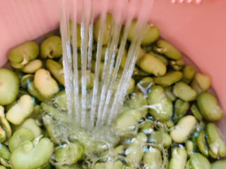 2、油焖蚕豆,冲洗干净；