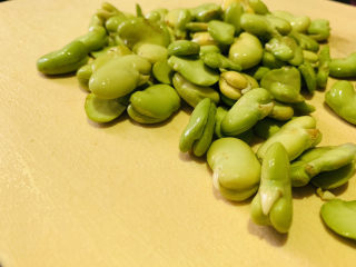 3、油焖蚕豆,挑去不好的蚕豆；