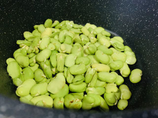 4、油焖蚕豆,锅里加食用油，热锅，倒入蚕豆；