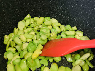 5、油焖蚕豆,炒一会；