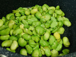 6、油焖蚕豆,会变的更加脆绿；