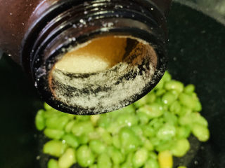 7、油焖蚕豆,加白糖；