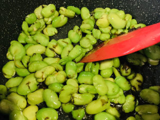 9、油焖蚕豆,炒均匀；