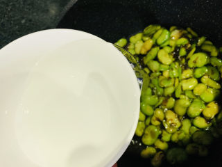 14、油焖蚕豆,炒匀料汁，加适量水，不要太多；