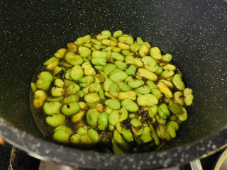 15、油焖蚕豆,水还没覆盖蚕豆；