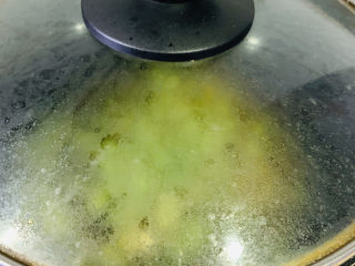 16、油焖蚕豆,盖住锅盖，焖一会；