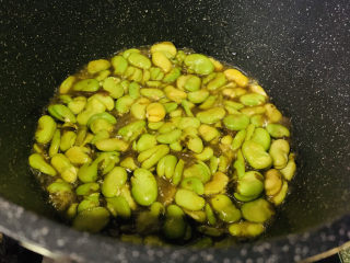 17、油焖蚕豆,打开锅盖，翻炒；