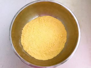 2、玉米粑粑,把玉米粒用干磨机研磨成玉米粉