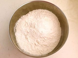 3、玉米粑粑,中筋面粉放入大碗里