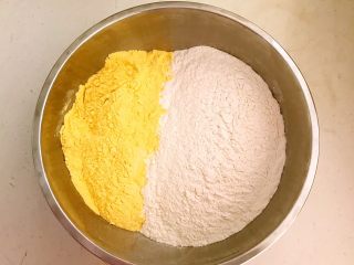 4、玉米粑粑,加入玉米粉