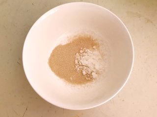 7、玉米粑粑,把酵母和白糖放入碗里
