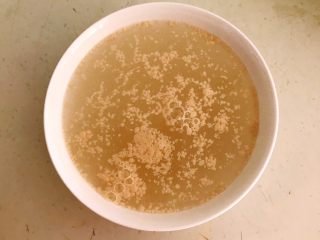 8、玉米粑粑,加入150ml冷水调匀后静止5分钟