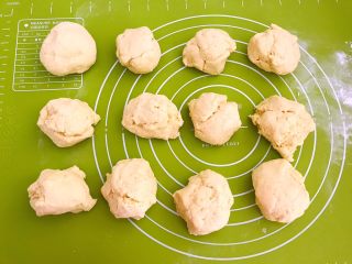 13、玉米粑粑,把面团分成12个小面块