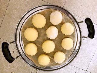 15、玉米粑粑,把饧发好的面团放入蒸锅