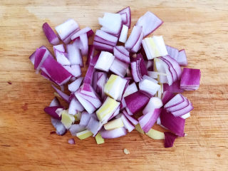 3、鸡蛋炒年糕,小圆葱切成小丁