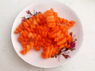 6、鸡蛋炒年糕,胡萝卜用狼牙刀切成小条